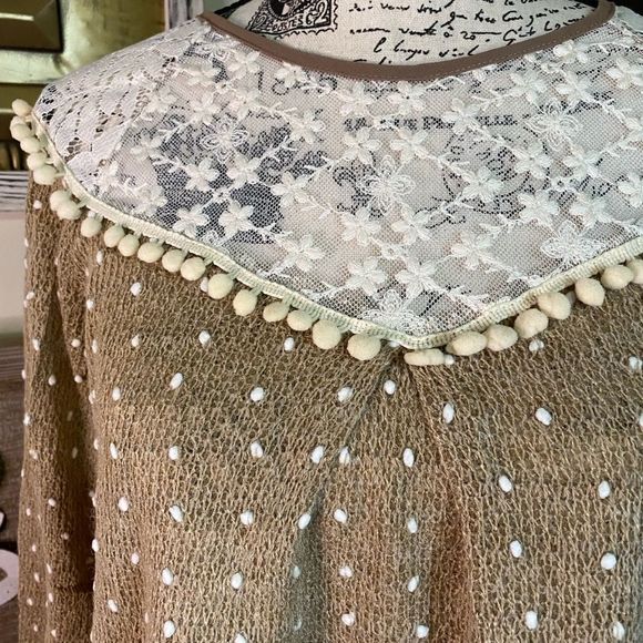 Pom Lace A -Line Sweater Top. Perfect for Fall 🍁
Ryu/Areve! - Picture 3 of 9